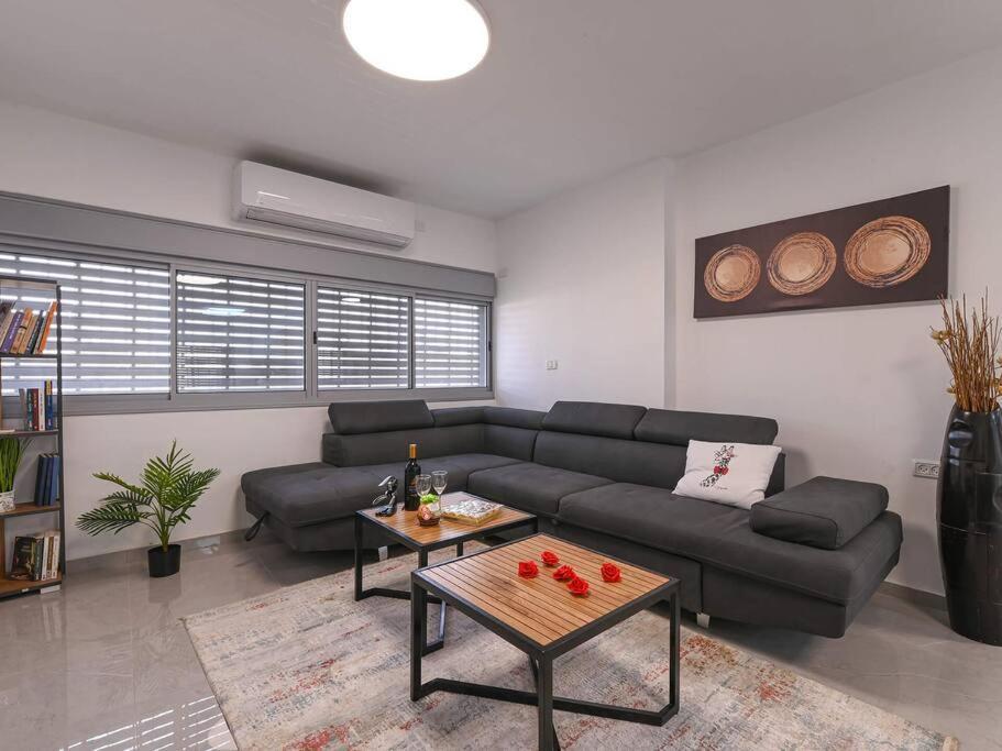 Rafael's Penthouse: 3-Bedroom Retreat with Terrace Bet She'an Exterior photo