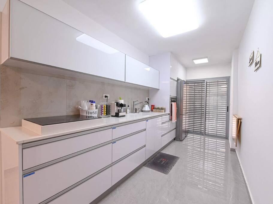 Rafael's Penthouse: 3-Bedroom Retreat with Terrace Bet She'an Exterior photo