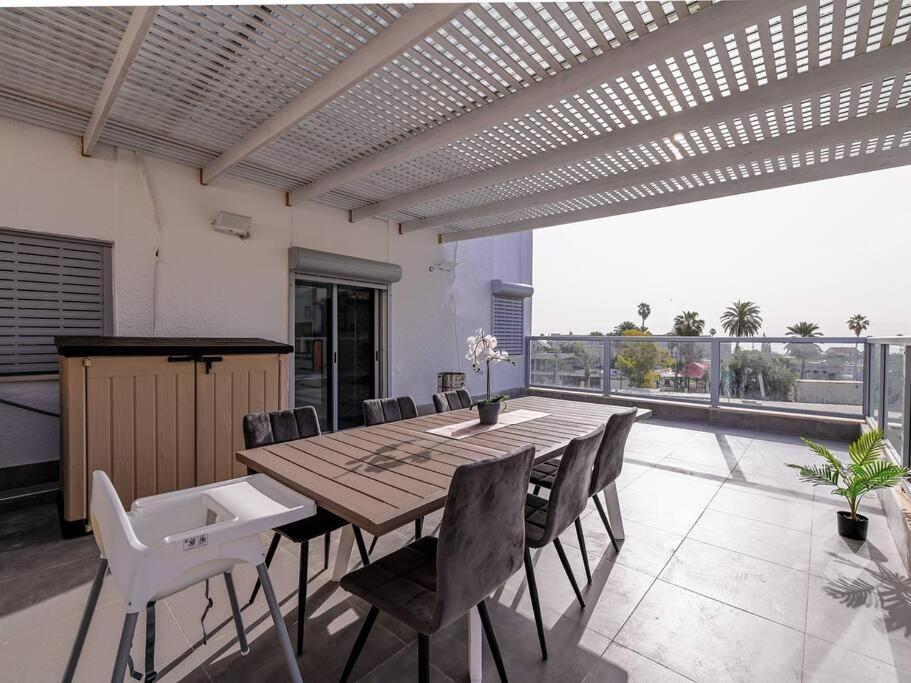 Rafael's Penthouse: 3-Bedroom Retreat with Terrace Bet She'an Exterior photo