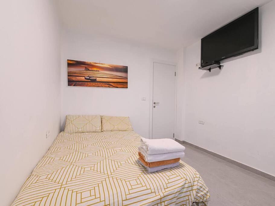 Rafael's Penthouse: 3-Bedroom Retreat with Terrace Bet She'an Exterior photo